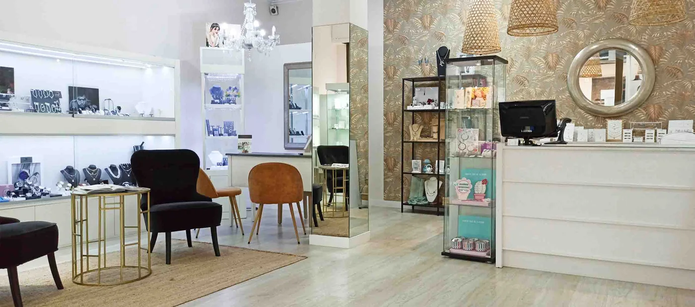 Interior de la tienda Desig Joieria en Bellreguard, con vitrinas de joyería iluminadas