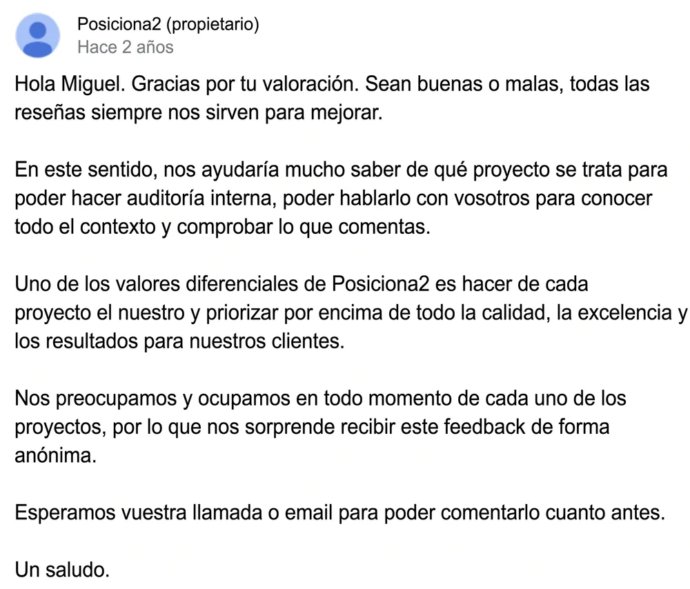 Respuesta pública y serena del propietario de Posiciona2 a una reseña, agradeciendo la valoración, pidiendo contexto del proyecto y ofreciendo hablarlo por teléfono o email